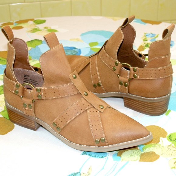 Edgy Studded Harness Pointy Toe Ankle Boot NIB - Picture 2 of 8